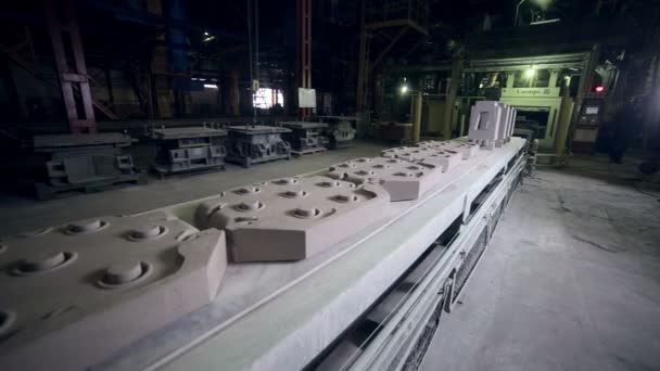 Metall-fabriek. Apparatuur bewegen op de transportband. — Stockvideo