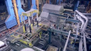 Büyük endüstriyel fabrika içinde. Robotik makineler eserler.