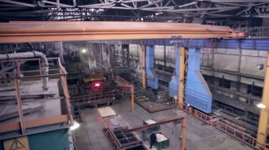 Büyük endüstriyel fabrika içinde. Robotik makineler eserler.