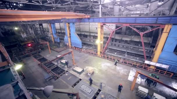 Riesige Industriefabrik im Inneren. Robotermaschinen funktionieren. — Stockvideo