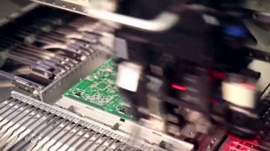 Satır üretim otomatik elektronik parçalar.
