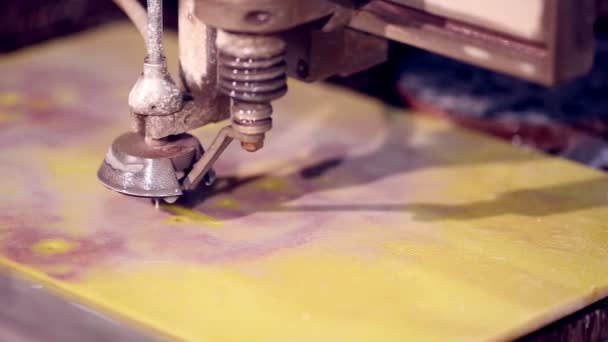 Vystřihování 3d tiskárna vyrobené plastové vybavení. — Stock video