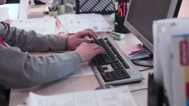 Ingegnere sta lavorando al computer, digitando sulla tastiera . — Video Stock