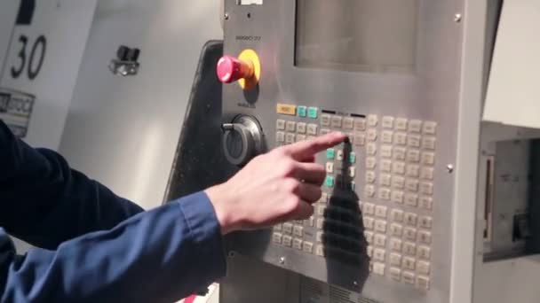 The worker sets the parameters on robotic automsted industrial Machine — Stock Video