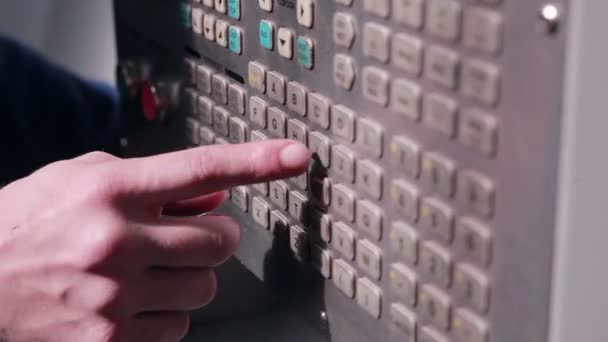 로봇 automsted에 매개 변수를 설정 하는 노동자 산업 기계 — 비디오