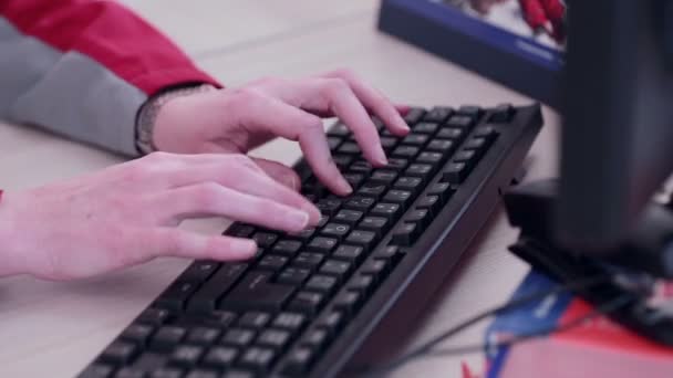 Ingenieur arbeitet am Computer, tippt auf Tastatur. — Stockvideo