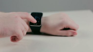 Akıllı saat kullanan adam.