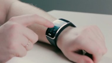 Akıllı saat kullanan adam.