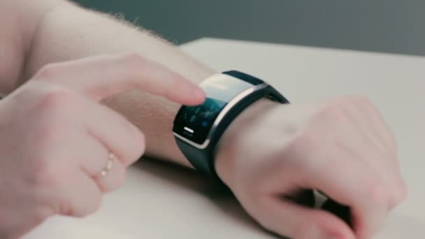 Homme utilisant montre intelligente.