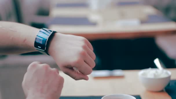 Smartwatch ona mans hand. — Stock Video