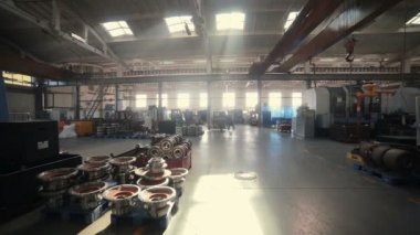 İşçiler fabrikada. Timelapse.