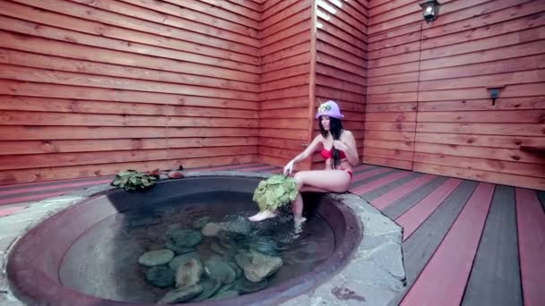 Sexy joven mujer relajándose en una piscina . — Vídeo de stock