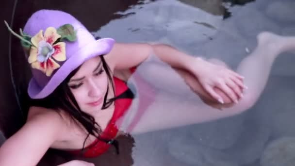 Portret młodej kobiety Sexy flirtuje, relaks w basenie. — Wideo stockowe