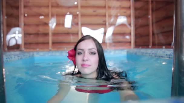 Szexi fiatal nő flörtöl pihentető medence. — Stock videók