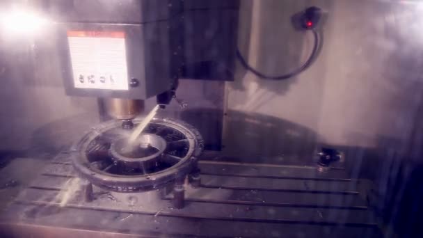 Fresadora CNC produce detalle de metal en fábrica. — Vídeos de Stock