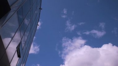 Bulutlar refelected modern ofis binası içinde. Timelapse.