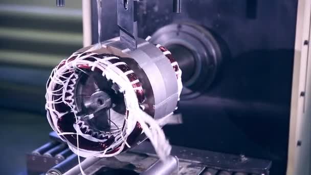 Een werknemer bouwen en testen van de elektrische motor in een elektronica-fabriek. — Stockvideo