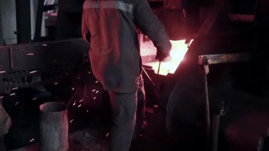 Demirci forge endüstriyel basına çalışır.