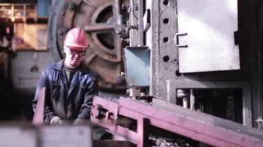 Demirci forge endüstriyel basına çalışır.