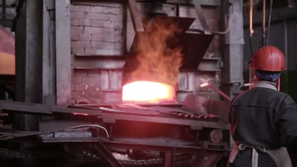 Donna che lavora con metallo fuso liquido fuso in forno presso l'impianto metallurgico . — Video Stock