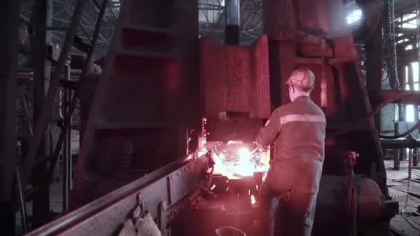 Ο σιδηρουργός λειτουργεί με το πάτημα βιομηχανική σφυρηλατήσει. — Αρχείο Βίντεο