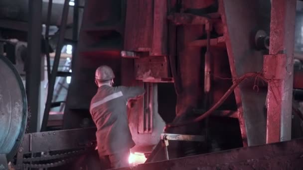 Der Schmied arbeitet in der Schmiede Industriepresse. — Stockvideo