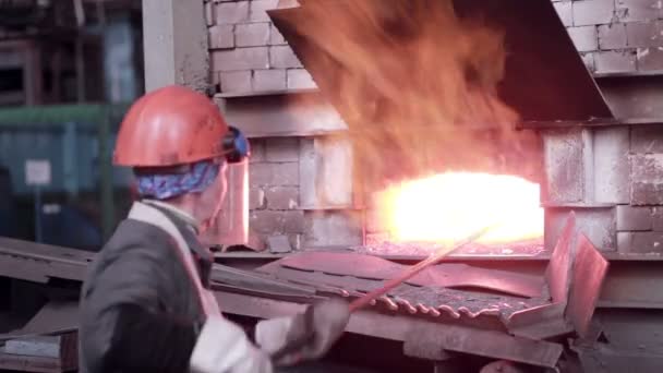 Mujer que trabaja con metal fundido líquido fundido en horno en planta metalúrgica . — Vídeos de Stock