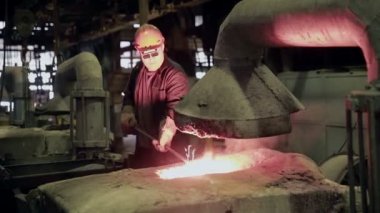 Döküm demir eritme fırınları içinde kontrol işçi.