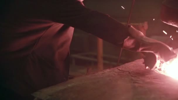 Dělník ve slévárně ovládání železa tavení v peci. — Stock video