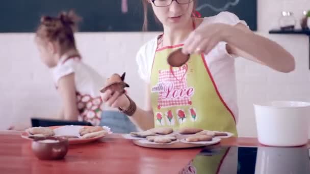 Mutter und Tochter haben Spaß beim gemeinsamen Plätzchenbacken in der Küche. — Stockvideo