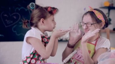 Anne ve kızı mutfakta yapım kurabiye birlikte eğleniyor.
