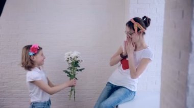 Kızı anne buket çiçek verir..