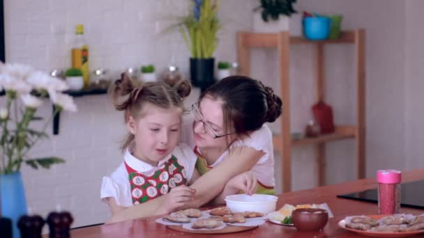 Mama pieczenia z córką w kuchni. — Wideo stockowe