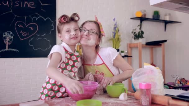 Mom baking with daughter in kitchen. — Stock Video