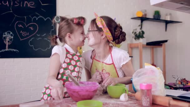 Μητέρα και κόρη διασκεδάζοντας μαζί κάνοντας τα μπισκότα στην κουζίνα. — Αρχείο Βίντεο