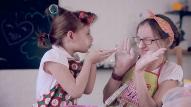 Madre e hija divirtiéndose juntas haciendo galletas en la cocina . — Vídeos de Stock