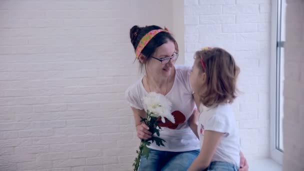 Daughter gives mom the bouquet of flowers. — Stock Video