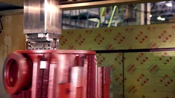 Machine CNC moderne de travail des métaux . — Video