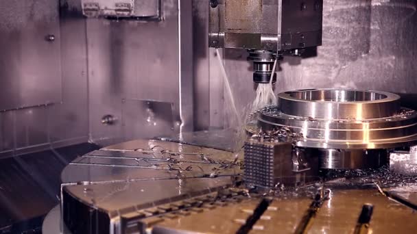 Фрезерный станок с ЧПУ изготавливает стальные детали на промышленном заводе — стоковое видео