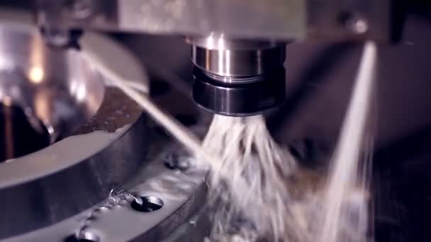 CNC-Fräsmaschine fertigt Stahlteil in einer Industriefabrik — Stockvideo