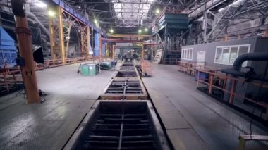 Ağır sanayi tesisi satırında Kaynak Robotik otomatik.