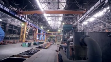 Ağır sanayi tesisi satırında Kaynak Robotik otomatik.