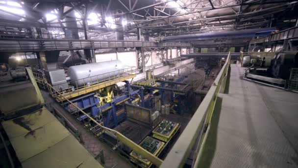 Przemysłowe Wnętrze budynku ogromną fabrykę. Wewnątrz widok. — Wideo stockowe