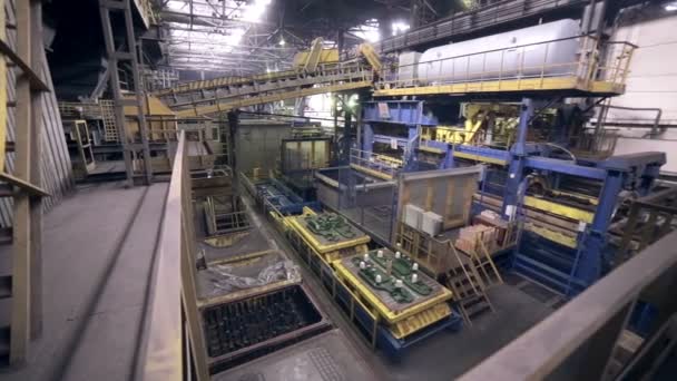 Intérieur industriel d'un immense bâtiment d'usine. Vue intérieure . — Video