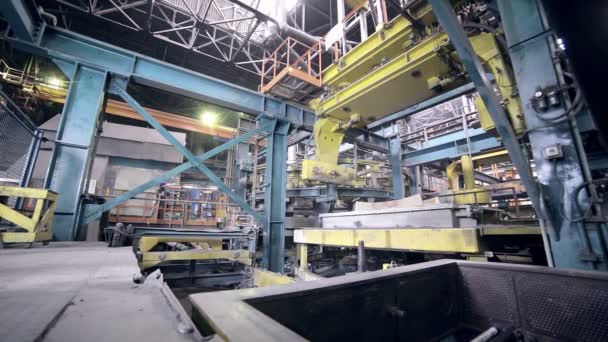 Αυτοματοποιημένη ρομποτική συγκόλλησης γραμμή σε ένα εργοστάσιο της βαριάς βιομηχανίας. — Αρχείο Βίντεο