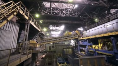 Bir büyük bitki binanın endüstriyel iç. İç görünüm.