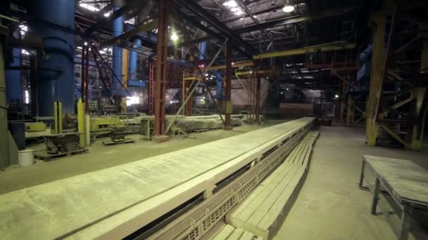 Промышленный интерьер огромного здания завода. Внутренний вид . — стоковое видео