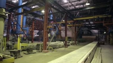 Bir büyük bitki binanın endüstriyel iç. İç görünüm.