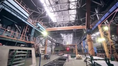 Ağır sanayi tesisi satırında Kaynak Robotik otomatik.