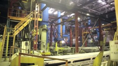 Bir büyük bitki binanın endüstriyel iç. İç görünüm.